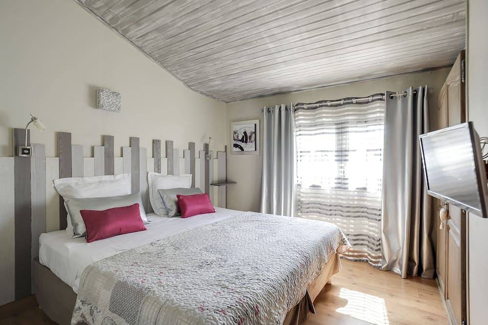Les Lavandes, comfortable, air-conditioned, swimming pool reserved for guests in Piolenc, Vaucluse