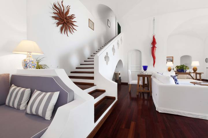 Amore Rentals - Villa Lo Scoglio con Accesso Diretto al Mare e Giardino in Spiaggia d'Arienzo, Positano