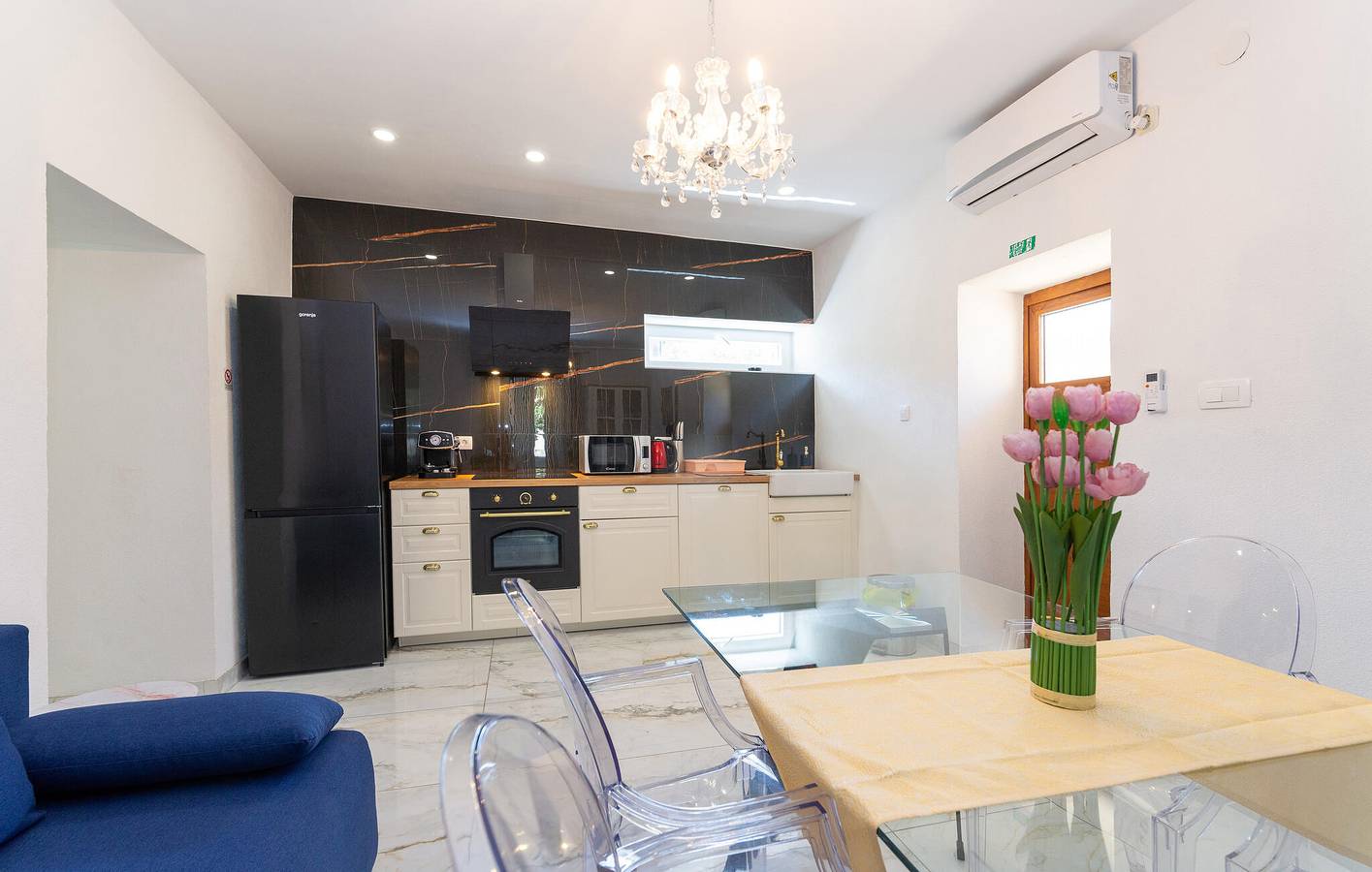 Charmante Unterkunft, 1 km von Benkovac entfernt: Gemütliche 2-Zimmer-Wohnung mit Pool und Terrasse in Benkovac, Grad Benkovac