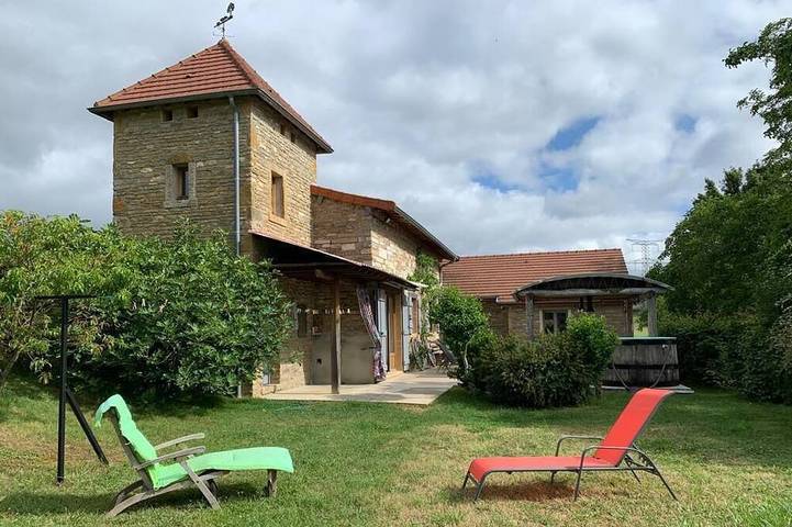 Location de vacances pour 6 personnes, avec terrasse et jardin dans La Vineuse sur Fregande