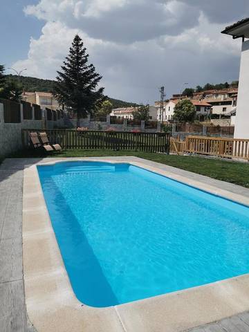Hotel para 2 personas, con vistas y piscina además de terraza y jardín en Covarrubias 