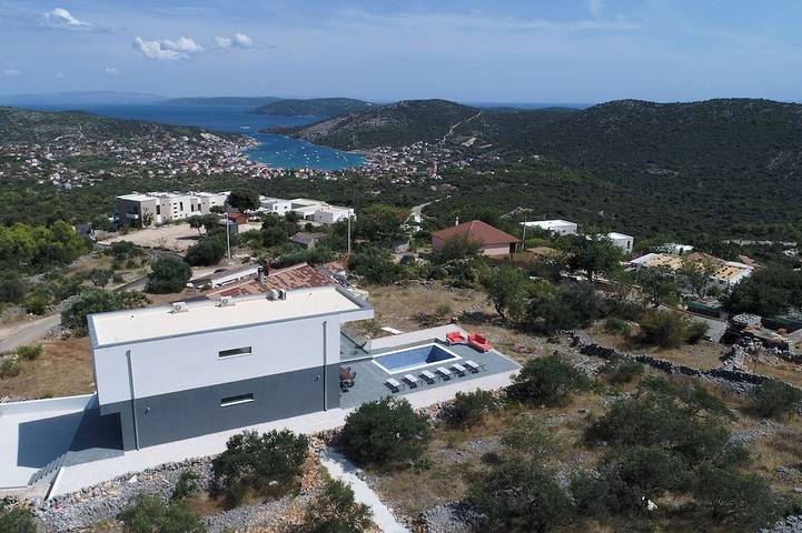Villa for 6 people, with hot tub in Marina