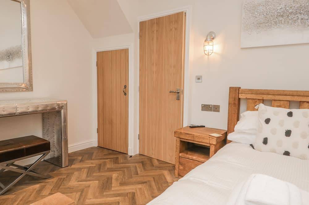 Oak Cottage, pet friendly, character holiday cottage in Windermere in Bowness-on-Windermere, Lake District