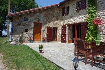 Gîte pour 5 personnes, avec terrasse ainsi que jardin et jacuzzi dans le Puy-de-Dôme