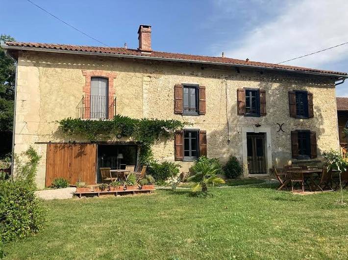 Gîte pour 3 personnes, avec terrasse ainsi que piscine et vue à Montmaurin