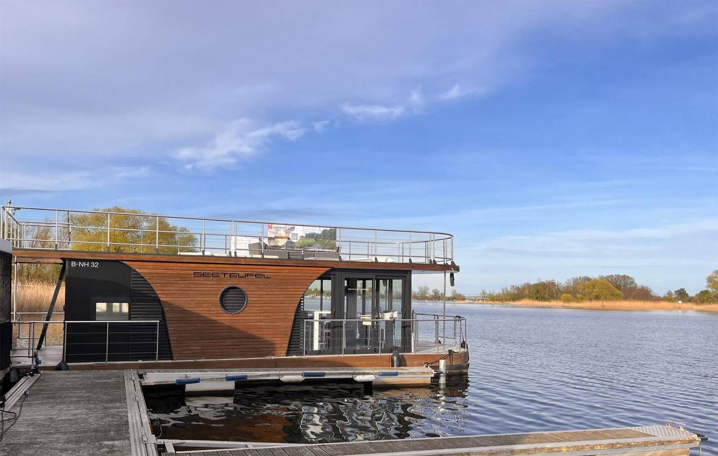 Hausboot am Fluss mit Terrasse und Bootsverleih, 400m von der Havel entfernt in Pritzerbe, Havelsee