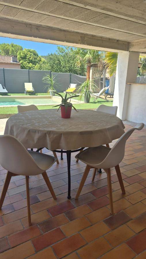 Location de vacances pour 2 personnes, avec piscine ainsi que terrasse et jardin à La Bouilladisse - 2