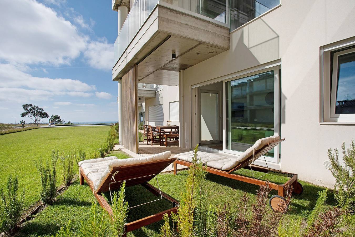Apartamento entero, Apartamento "Luxury Boho Style Nazaré" con vistas al mar, piscina compartida y Wi-Fi in Nazaré, Leiria District
