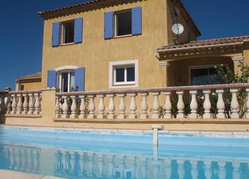 Villa pour 6 personnes, avec piscine ainsi que jardin et terrasse dans le Var