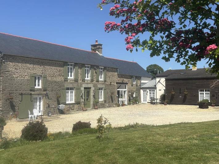 Gîte pour 3 personnes, avec terrasse ainsi que vue et piscine, animaux acceptés à Savigny-le-Vieux