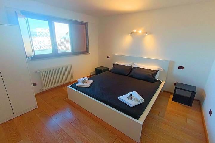 Appartamento intero, [10 minuti dal centro] Attico Luxe Luminoso con Vista Panoramica di fianco Metro in Roma, Provincia di Roma
