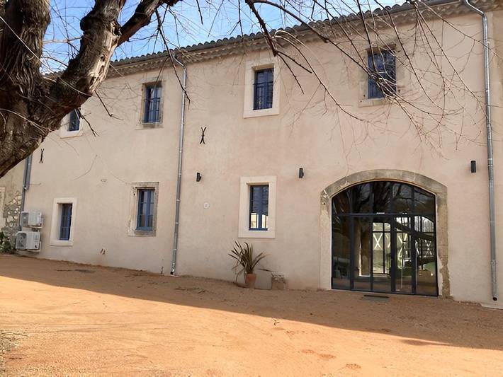 Gîte pour 22 personnes, avec terrasse ainsi que piscine et jardin