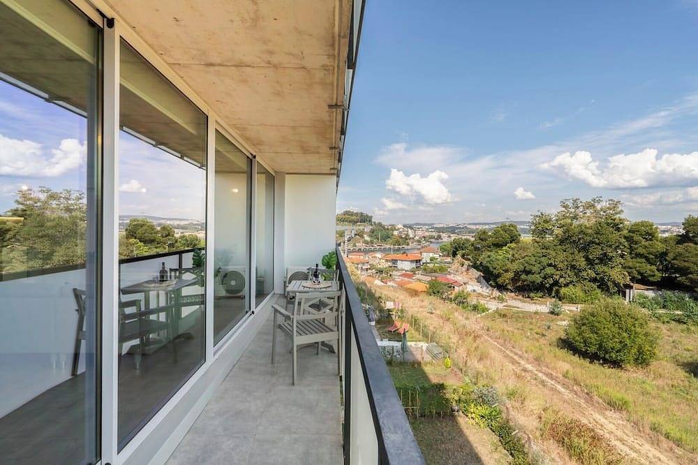 Apartamento inteiro, Colourful Luxurious Flat w/ Balcony and Pool in Oliveira do Douro, Distrito do Porto