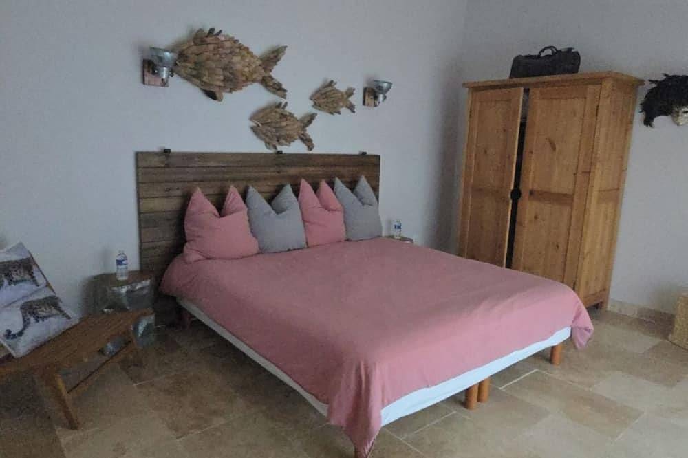 Apparently vacation home with hammam and private jacuzzi in Saint-Martin-de-Crau, Arles region