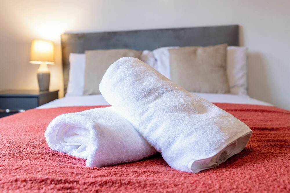 Modern Home, Ideal for Contractors, Sleeps 10! in Stoke-on-Trent, Midlands