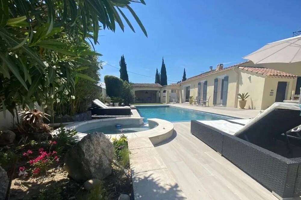 Villa Manava, life-size Luberon in Cheval-Blanc, Parc naturel régional du Luberon