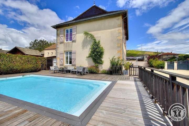 Location de vacances pour 13 personnes, avec Jardin et Piscine à Juliénas