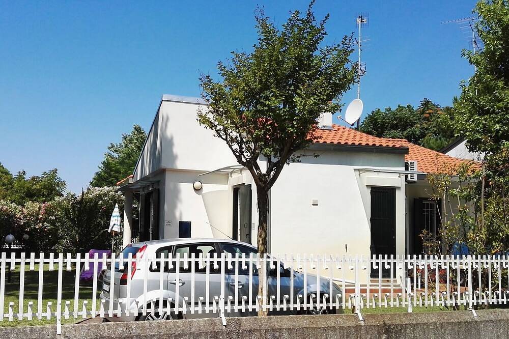 Schöne eingeschossige Villa mit 3 Schlafzimmer mit privaten Garten in Comacchio, Ferrara Provinz