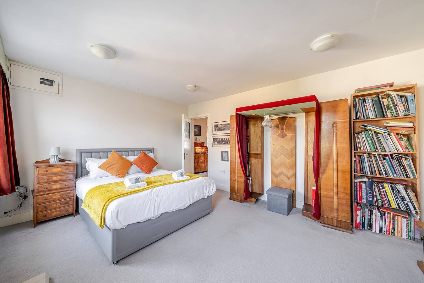 Entire apartment, Retro Art Deco 2Bed with Parking in Thames Ditton - Pass the Keys in Chessington World of Adventures, Surrey