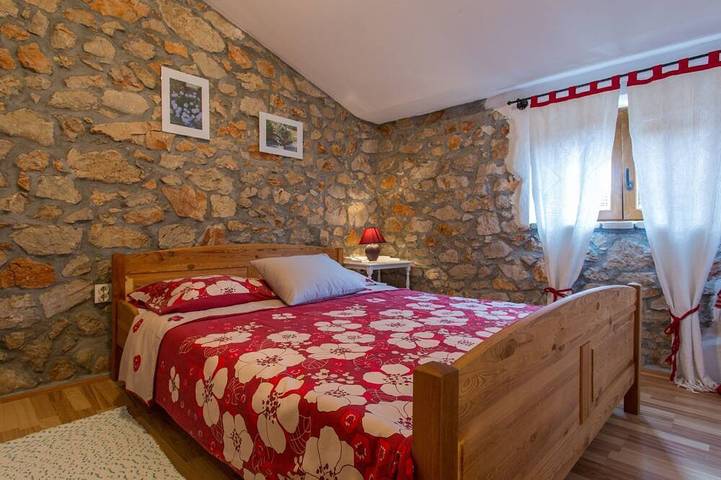 Gemütliches Steinhaus Nonna Stara in Poljé, Krk (isla)