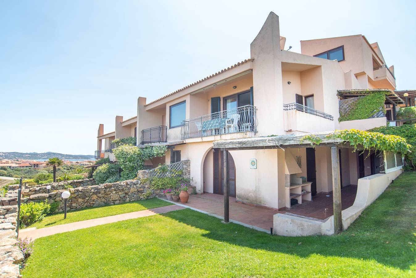 Appartement entier, Appartement de vacances avec vue panoramique sur la mer et balcon ; places de parking disponibles ; animaux domestiques admis. in Palau (town), Palau (Sardaigne)