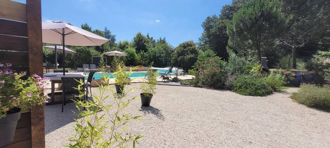 Location de vacances pour 2 personnes, avec Terrasse ainsi que Jardin et Piscine à Lamonzie-Montastruc