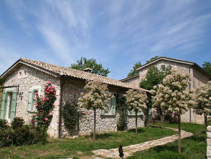 Location de vacances pour 4 personnes, avec jardin ainsi que vue et piscine, animaux acceptés à San Donato Val di Comino