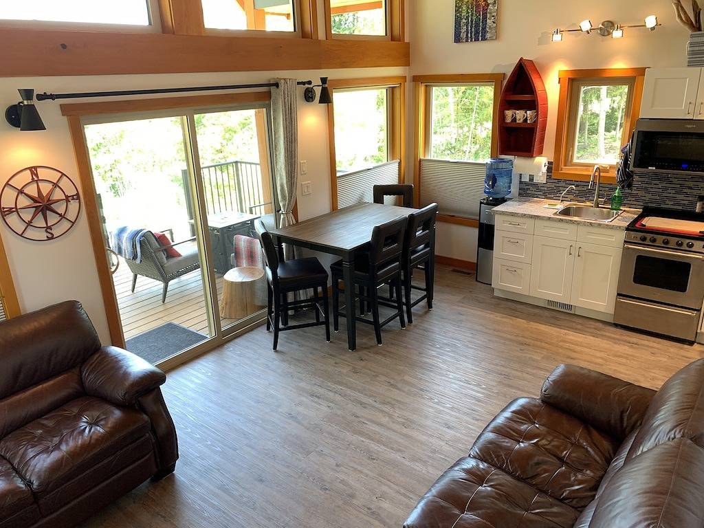 Driftwood Chalet overlooking Shuswap Lake, perfect for couples! Golf on-site!! in Shuswap Lake, Columbia-Shuswap Regional District