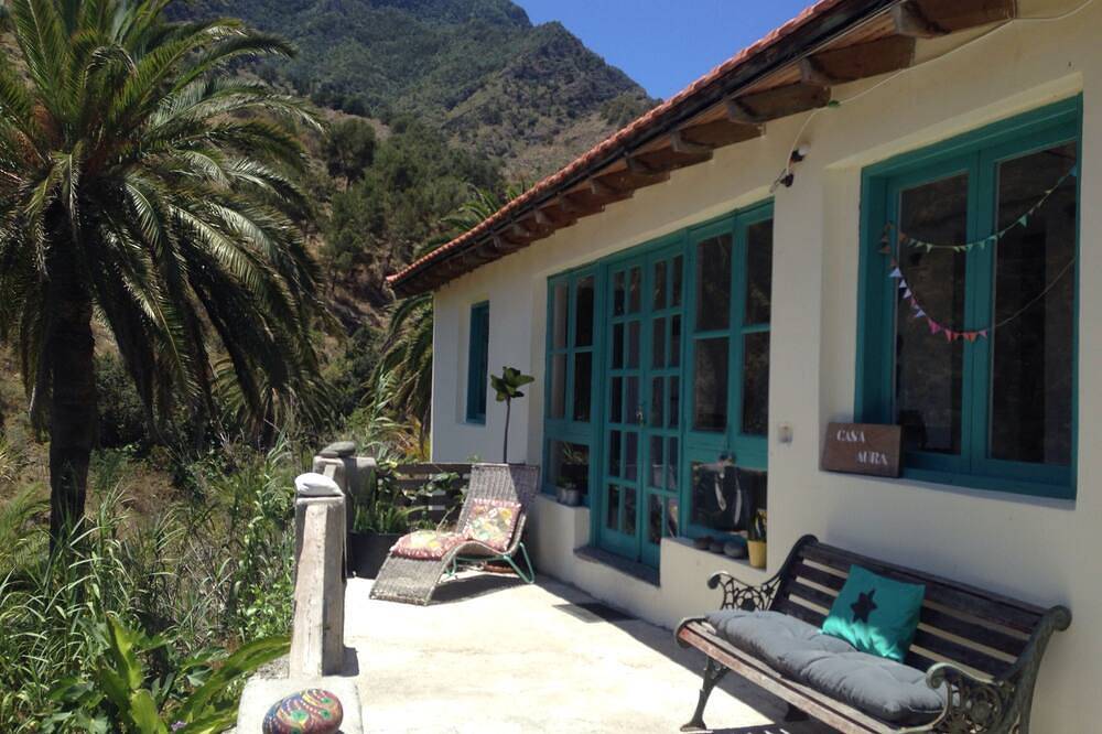 Casa Aura sunshine over the sea in Hermigua, La Gomera