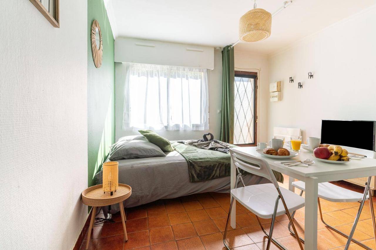 Appartement entier, Charmant studio avec terrasse, Gare à 200m et parking gratuit in Saint-Cyr-l'École, Yvelines