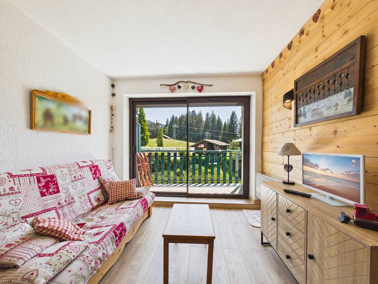 Entire studio, Ski-In/Ski-Out Studio with Pool, Tennis & Mountain Views - 1km from Les Gets Center in Les Gets, Les Portes du Soleil