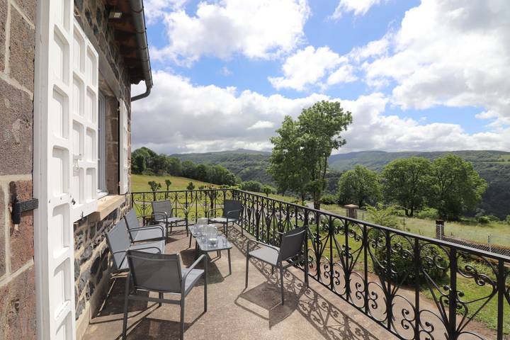 Gîte pour 5 personnes, avec terrasse et jardin à Salers (Cantal)