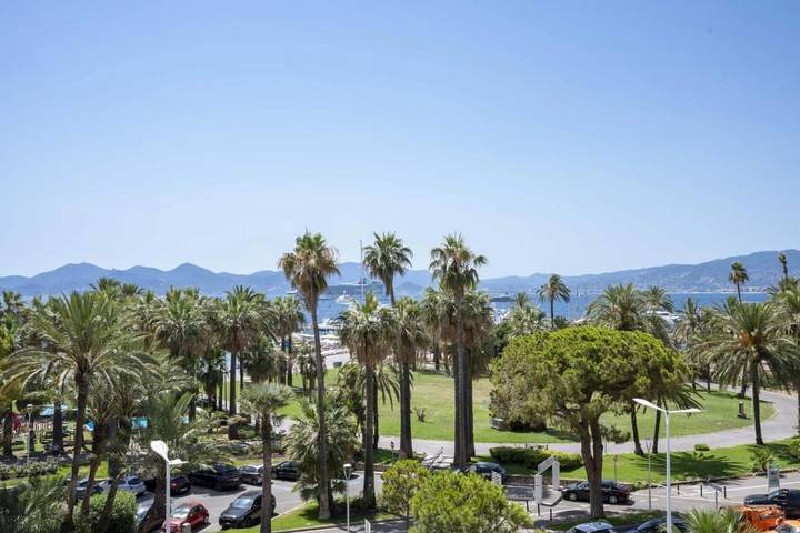 Gîte pour 4 personnes, avec terrasse dans Bijou Plage Cannes