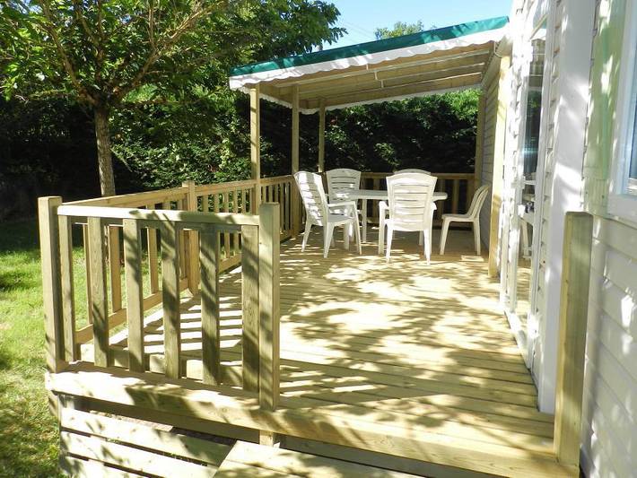 Camping Le Clos de La Lère - Mobilheim 6 personen - Mobilheim 28m² 2 Zimmer + 15 m² halbüberdachte Terrasse in Cayriech, Quercy