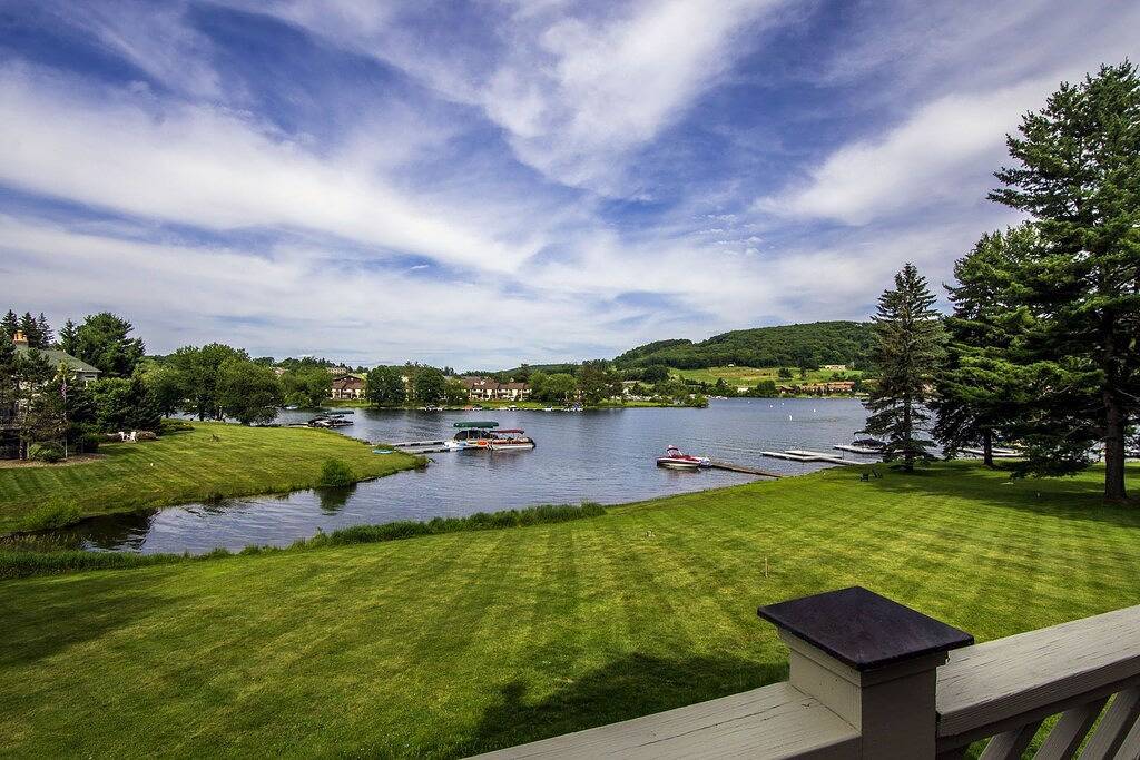 Lake Front Home w/ Hot Tub, Fire pit, yard, walk to Wisp Resort,Tubing Hill View in McHenry, Deep Creek Lake