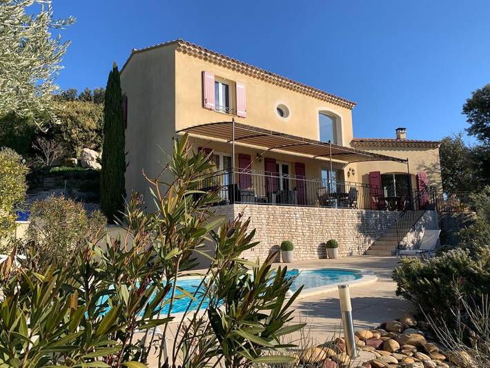 Chambre d’hôte pour 2 personnes, avec terrasse et vue ainsi que piscine et jardin à Rochefort-du-Gard
