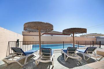 Chalet for 8 Guests in Chiclana de la Frontera, Andalusia, Picture 2
