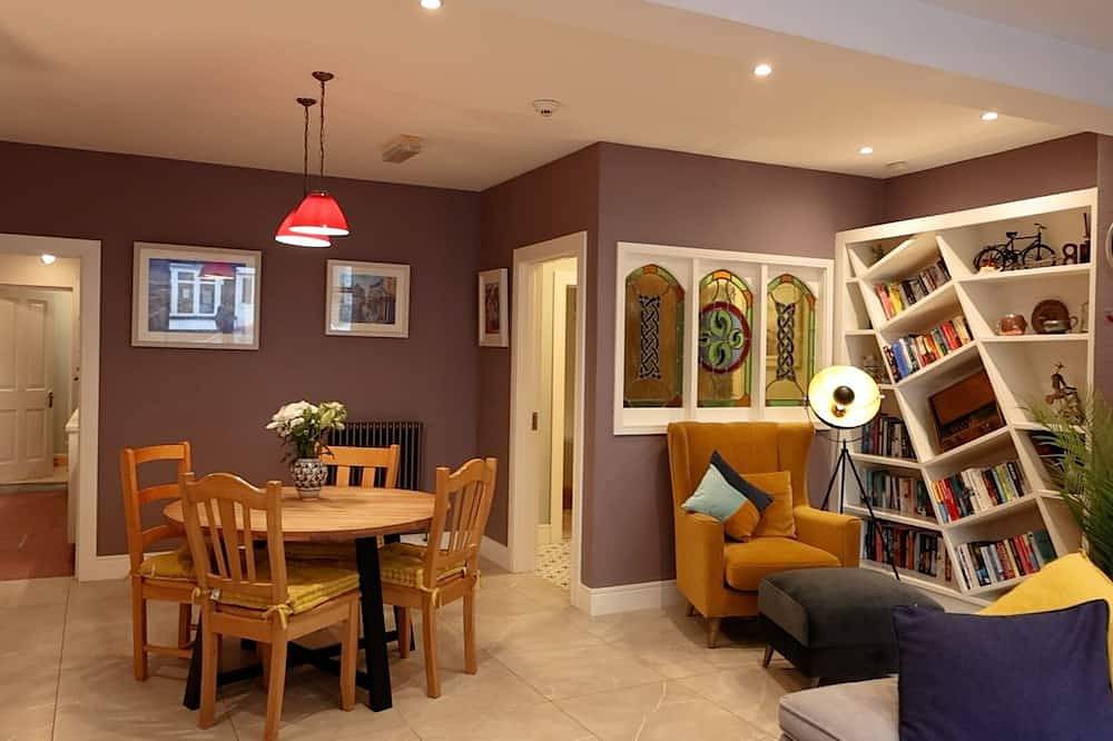Entire apartment, Ryans Roundstone Retreats Quayside Luxury Apt in Roundstone, Connemara