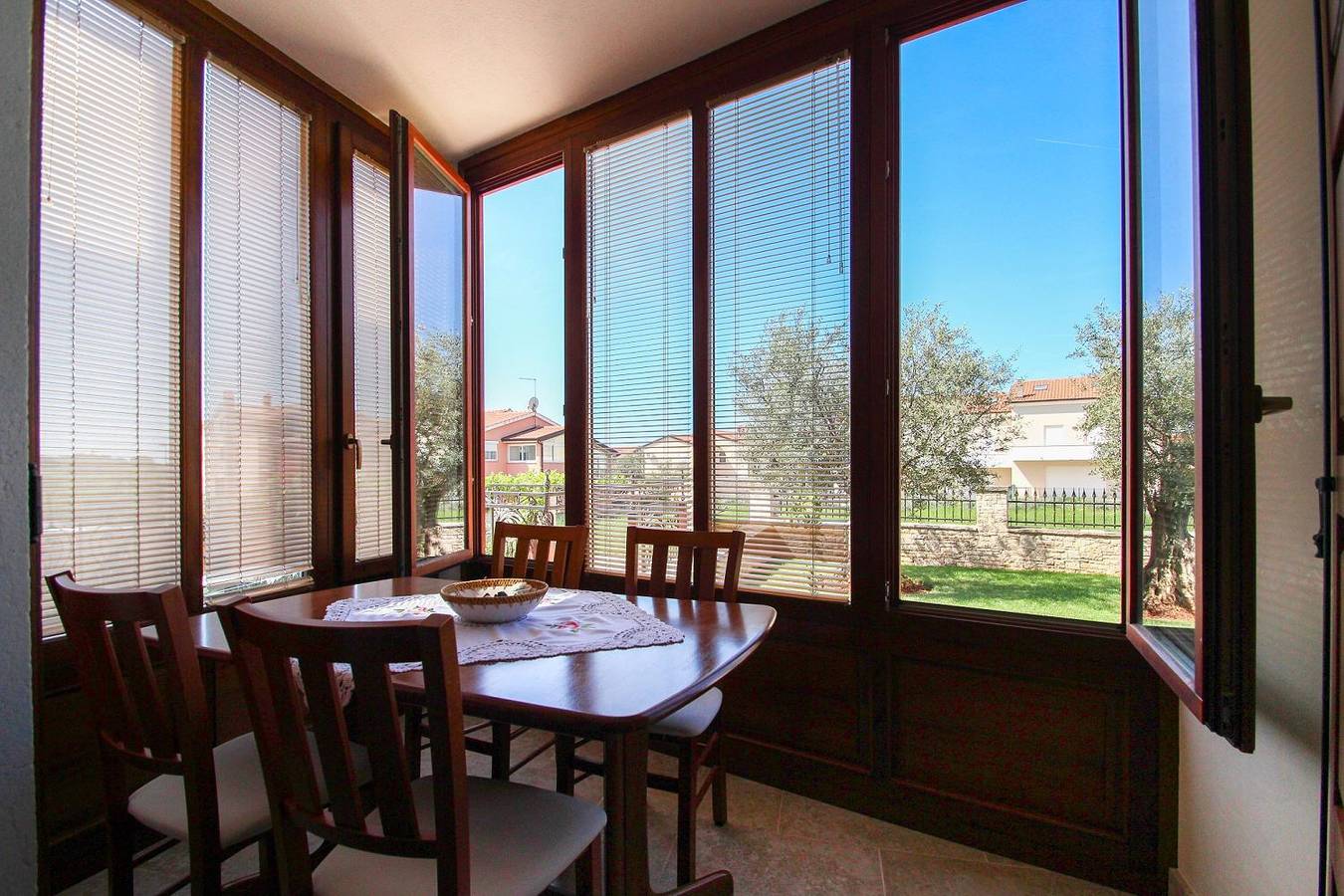 Ganze Wohnung, Malerisches Apartment mit Pool, privater Terrasse, Waschmaschine, Bbq, Liegen in Novigrad, Mareda