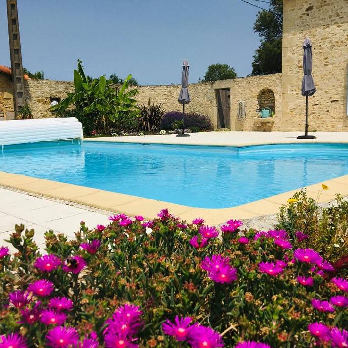 Location de vacances pour 8 personnes, avec jardin ainsi que piscine et vue, adapté aux familles à Cezais - 2