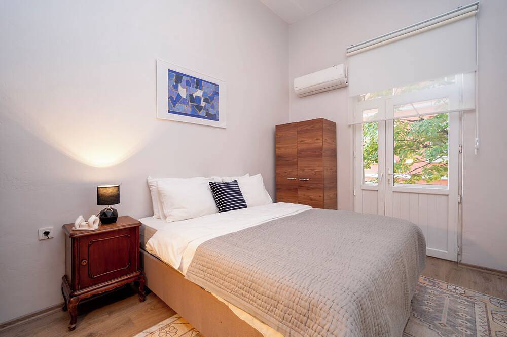 Appartamento intero, 3-Bedroom, 2-Bathroom with High Ceilings, Spacious Layout and No Stairs in Beyoğlu, Firuzağa Mahallesi