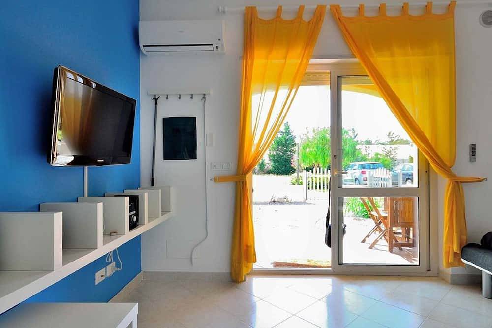 Entire apartment, Blue Bay; a comfortable one-bedroom ground floor apartment with communal pool in Contrada Difesa, Pizzo