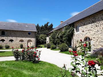Gîte pour 8 personnes, avec jardin dans Javené
