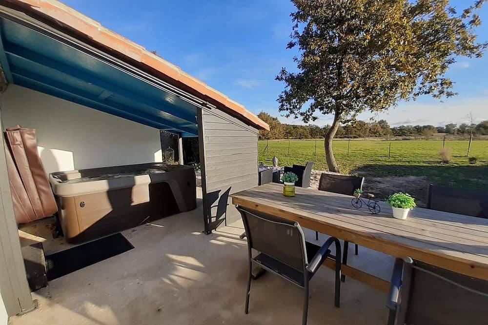Escapada Relajante: Gîte con Spa Privado en Naturaleza del Marais Breton-Vendéen in Sallertaine, Vandea