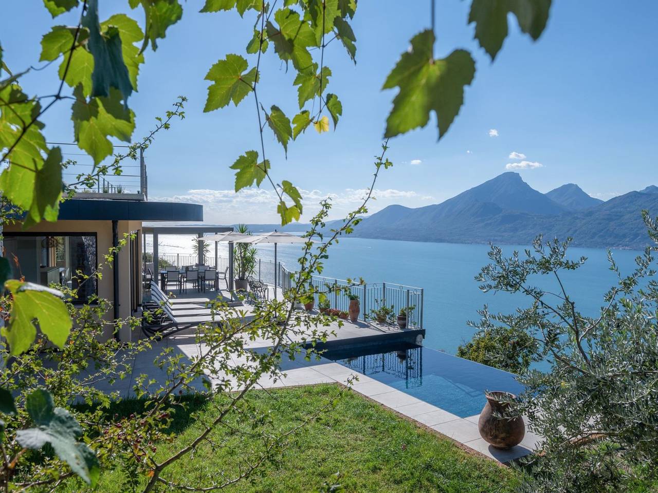 Alleinstehende Villa mit Pool und Traumaussicht in Brenzone, Montagnes autour du lac de Garde