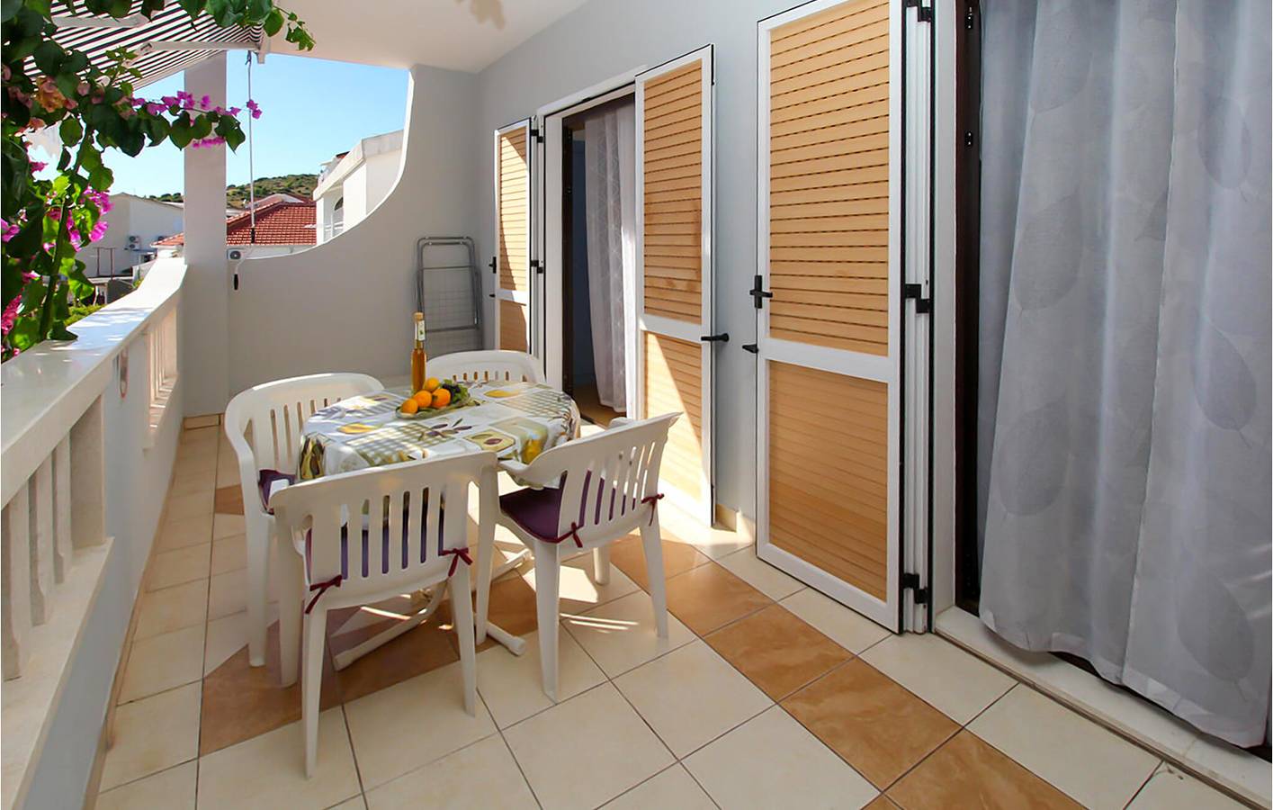Ganze Ferienwohnung, Rückzugsort am Meer: WiFi, AC, Terrasse, Parkplatz, 200m zum Strand in Zivogosce, Makarska Riviera