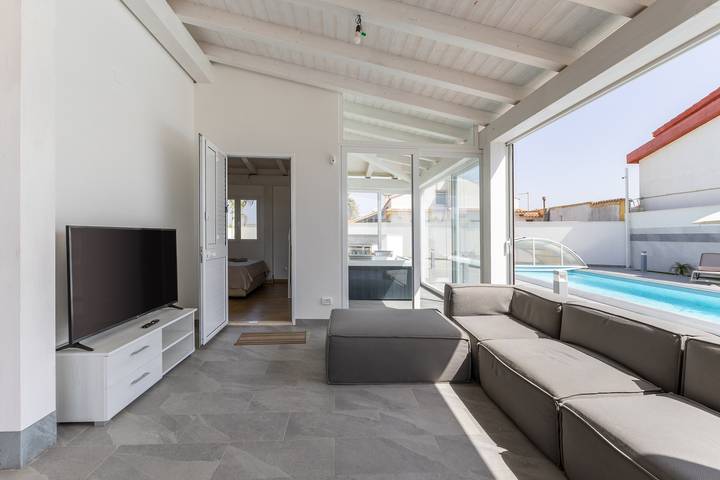 Villa 'Maria Con Piscina Riscaldata' con vista mare, Wi-Fi e aria condizionata in Santa Maria del Focallo, Ispica