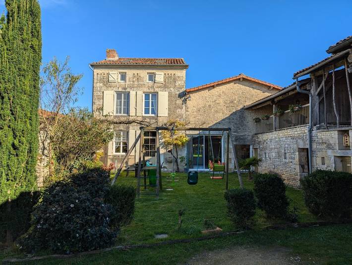 Gîte pour 6 personnes, avec terrasse et jardin à Villefagnan
