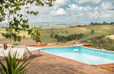 Gîte pour 4 personnes, avec terrasse et vue ainsi que jardin et piscine à Notaresco