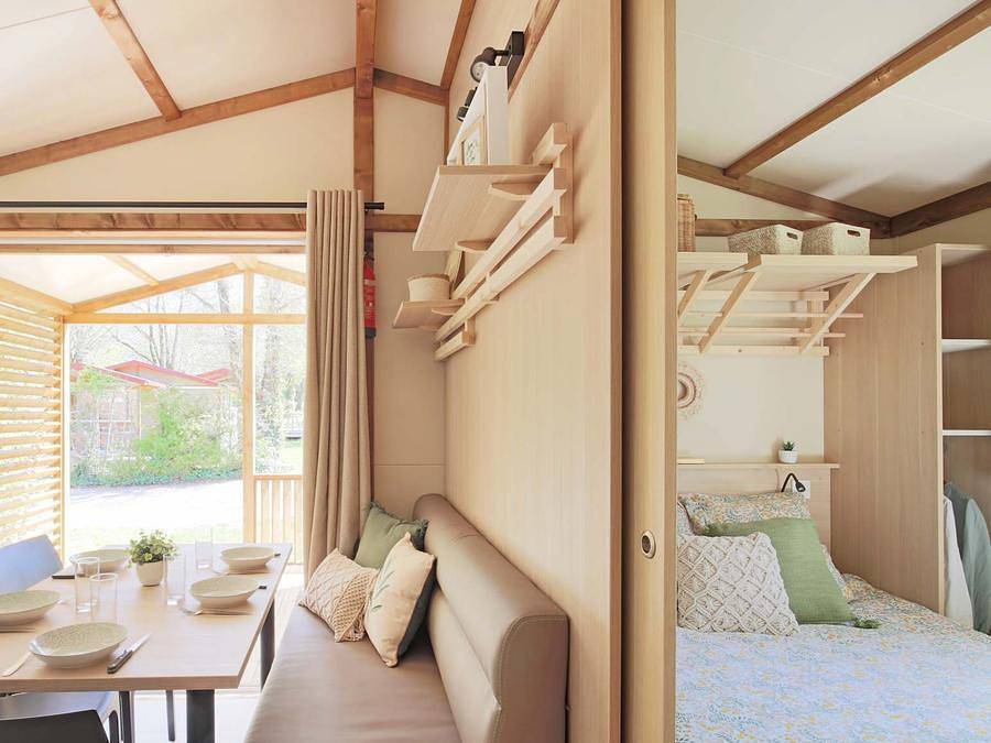 Camping Le Mont Grêle - Chalet 5 personnes - Chalet Morea- 25m² - Vue Lac - terrasse couverte 12m² in Lépin-le-Lac, Région de Chambéry